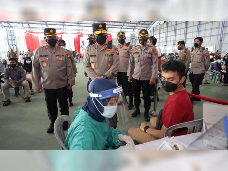 Lakukan Kunjungan di Bojonegoro, Kapolda Jatim Tinjau Vaksinasi Corona