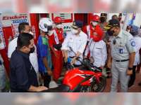 Menteri BUMN dan Menteri Perhubungan Layani Pembeli BBM di Pertashop di Desa Kapuan, Blora