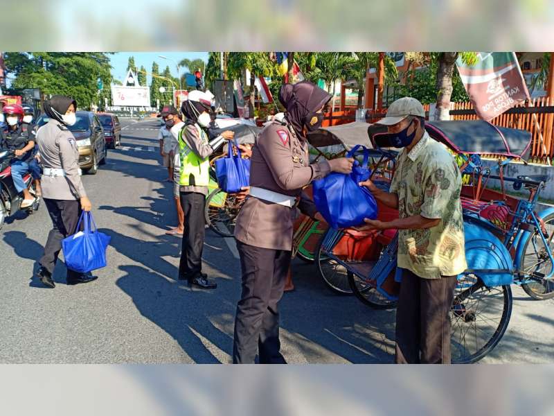 Peringati HUT Polwan Ke-73, Polisi Blora Bagikan Bantuan Sosial