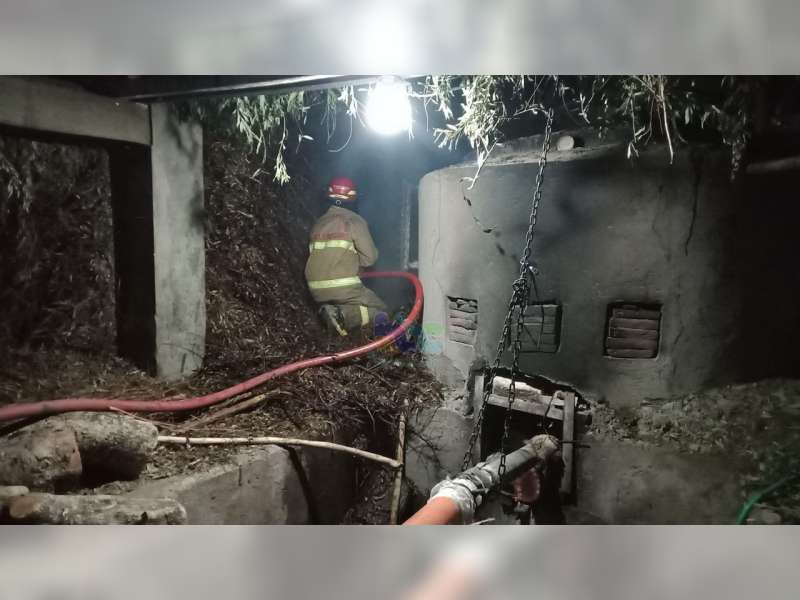 Limbah Pabrik Penyulingan Minyak Kayu Putih di Ngasem, Bojonegoro, Terbakar