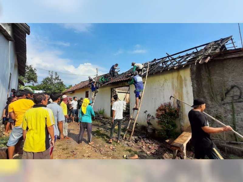 Diduga Akibat Korsleting Listrik, Rumah Warga Kunduran, Blora, Terbakar