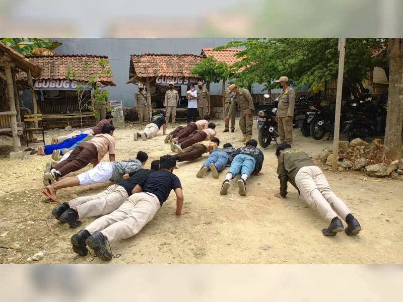 Nongkrong di Caf&eacute;, Puluhan Pelajar di Tuban Terjaring Razia Satpol PP