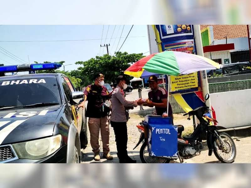 Implementasi Program 'Astuti', Polisi Kedungadem, Bojonegoro, Gelar Bakti Sosial