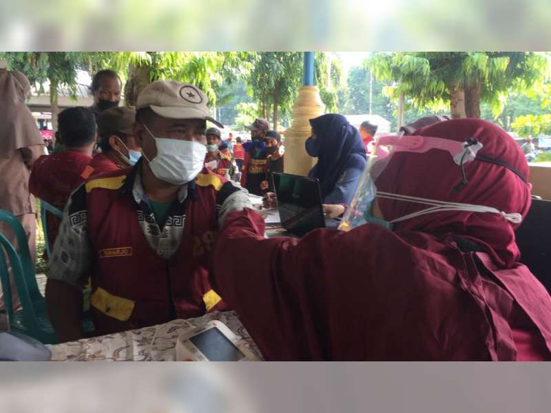 Tukang Becak dan PKL di Lokasi Wisata Sunan Bonang Tuban, Ikuti Vaksinasi COVID-19