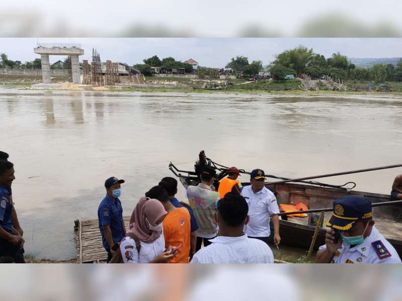 Perahu Penyeberangan di Sungai Bengawan Solo Bojonegoro-Tuban Terbalik, Belasan Penumpang Tenggelam