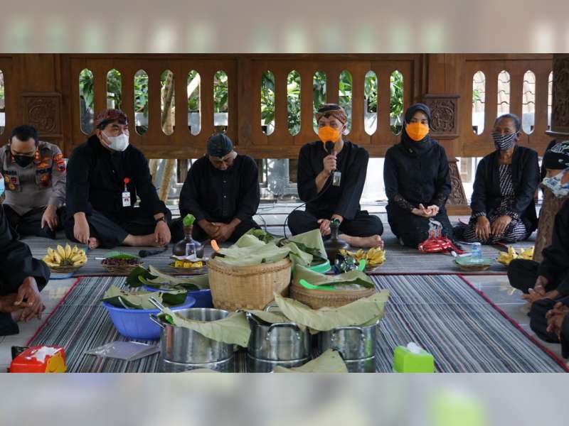 Ganjar Pranowo Ajak Sedulur Sikep di Blora Ikut Sukseskan Vaksinasi COVID-19