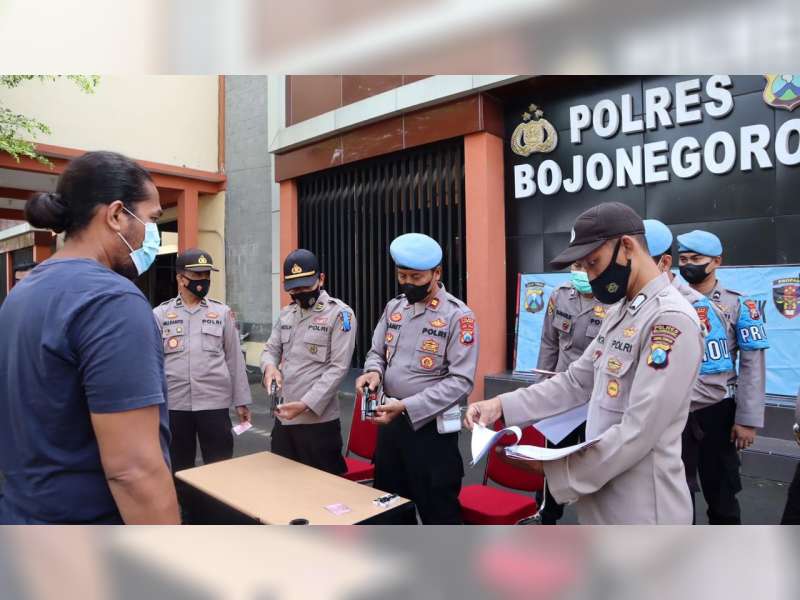 Cegah Penyalahgunaan, Polres Bojonegoro Gelar Pemeriksaan Senjata Api Anggota