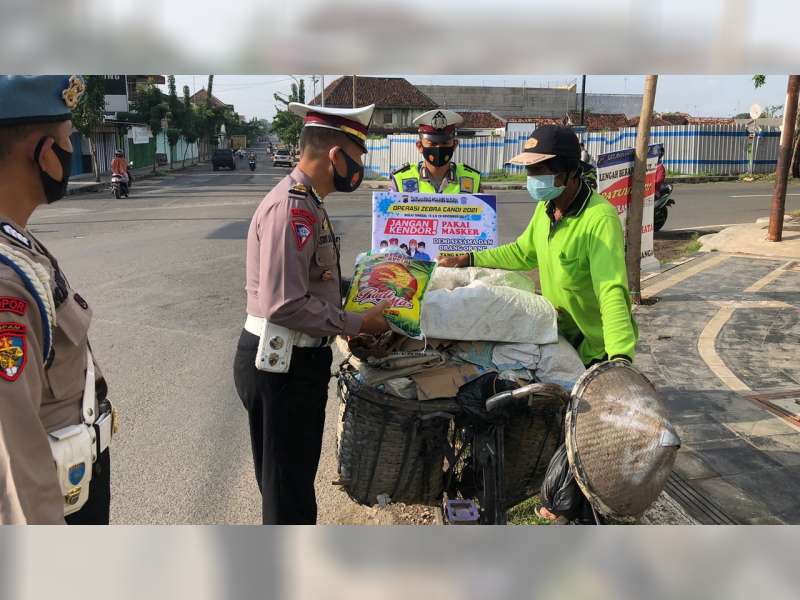 Operasi Zebra Candi 2021, Polres Blora Buka Gerai Masker Gratis dan Gelar Bakti Sosial
