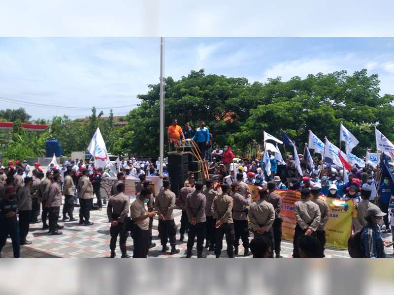 Ratusan Buruh di Tuban Gelar Aksi Demo Tolak Kenaikan UMK yang Hanya Naik Sebesar Rp 6.990