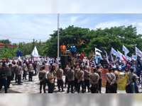 Ratusan Buruh di Tuban Gelar Aksi Demo Tolak Kenaikan UMK yang Hanya Naik Sebesar Rp 6.990