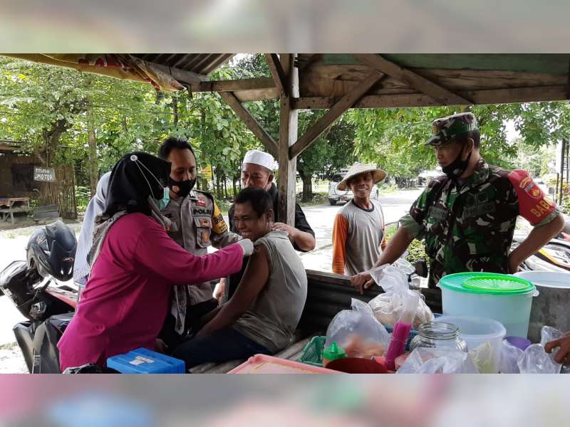 Genjot Vaksinasi Petugas Gabungan di Blora 'Door to Door' Blusukan ke Desa
