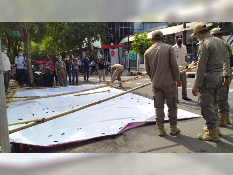 Satpol PP Tuban Tertibkan Puluhan Reklame Tak Berizin