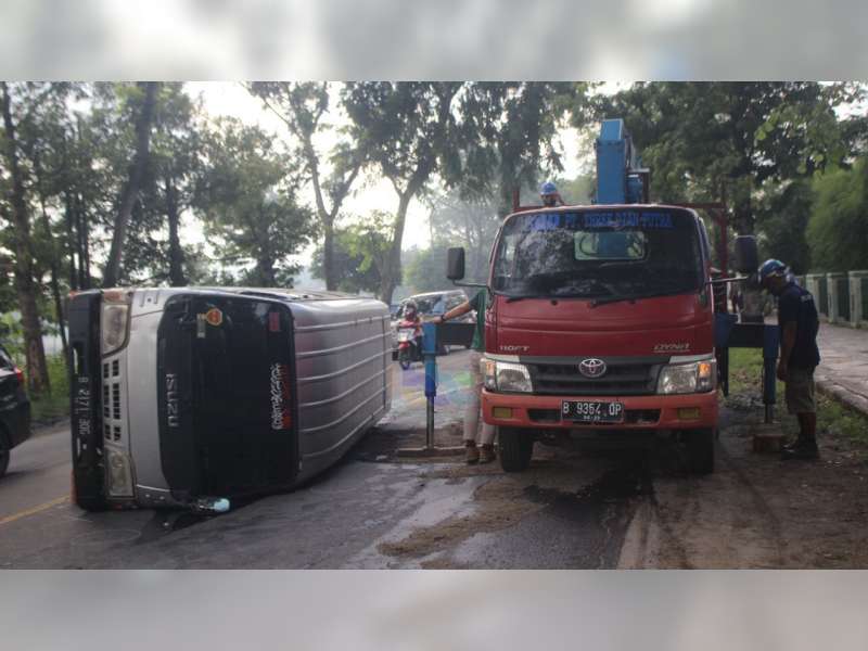 Kabur Saat Dihentikan Petugas, Mobil Elf Modifikasi Bermuatan Solar di Blora Terguling