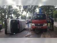 Kabur Saat Dihentikan Petugas, Mobil Elf Modifikasi Bermuatan Solar di Blora Terguling