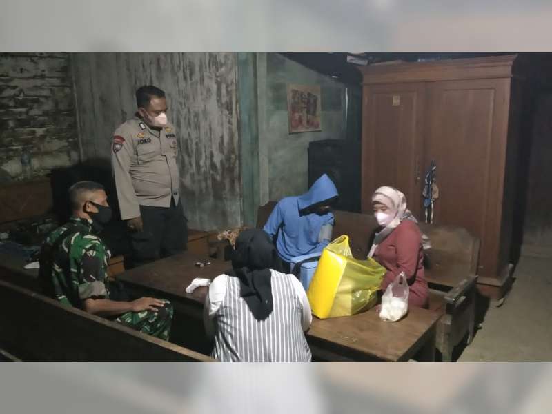 Petugas Gabungan di Tunjungan, Blora, Lakukan Vaksinasi 'Door to Door' Hingga Malam Hari