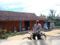 Naik Sepeda, Kapolsek Jati, Polres Blora Blusukan Kampung Ajak Warga Ikuti Vaksinasi COVID-19