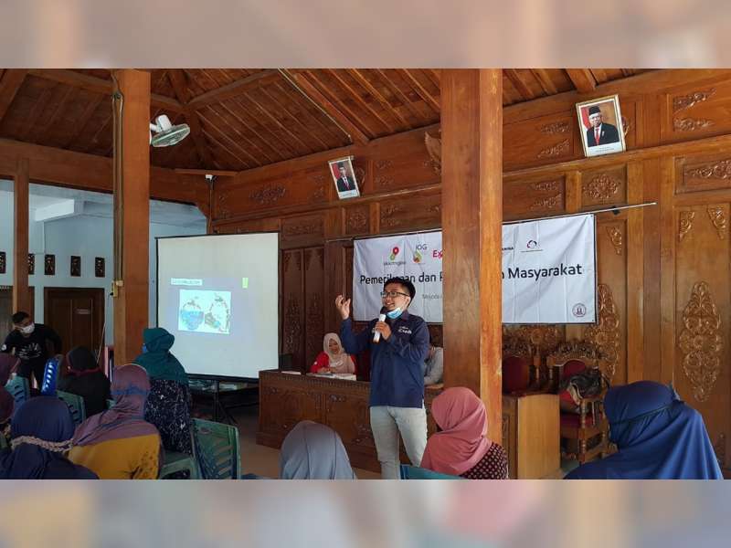 EMCL dan 'Kampus Ungu' STIKes ICsada Bojonegoro Gelar Pengobatan Gratis