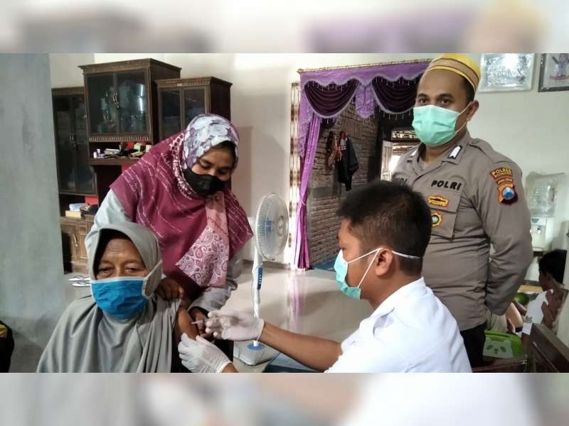 Jelang Libur Nataru, Polisi Bojonegoro Genjot Vaksinasi COVID-19 Secara 'Door to Door'