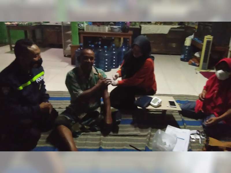 Beri Layanan Prima, Petugas Gabungan di Blora Gelar Vaksinasi COVID-19 'Door to Door' Malam Hari