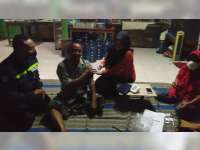 Beri Layanan Prima, Petugas Gabungan di Blora Gelar Vaksinasi COVID-19 'Door to Door' Malam Hari