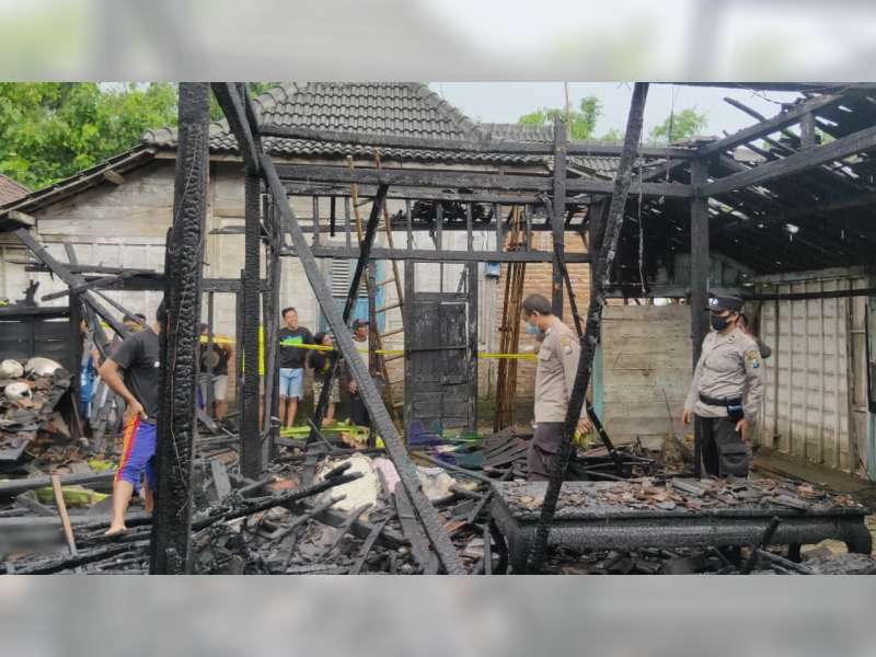 Ditinggal Pergi ke Sawah, Rumah Warga Kedungadem, Bojonegoro, Ludes Terbakar