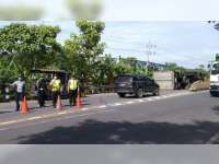 Diduga Pengemudi Mengantuk, Truk Boks di Kalitidu, Bojonegoro, Tabrak Pembatas Jembatan hingga Terguling