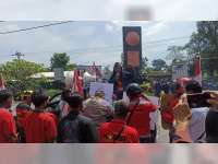 Gaji Belum Terbayar, Puluhan Buruh di Blora Lakukan Demo di Depan Gedung DPRD