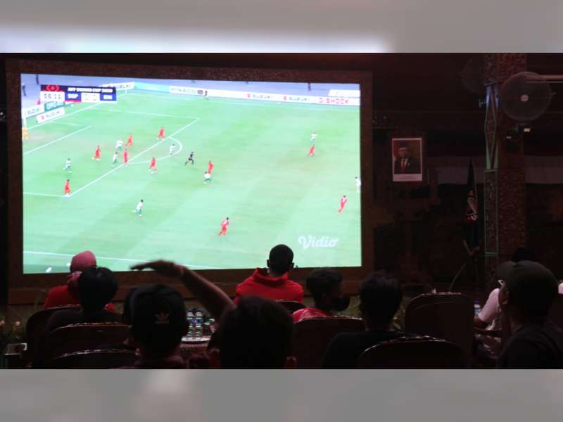 Keluarga Pratama Arhan Bersama Bupati Blora Nonton Bareng Laga Indonesia Vs Singapura