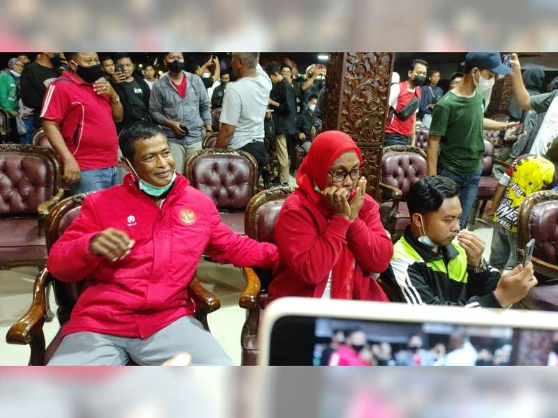 Indonesia Lolos Final Piala AFF, Ibunda Arhan Terharu saat Nonton Bareng di Blora