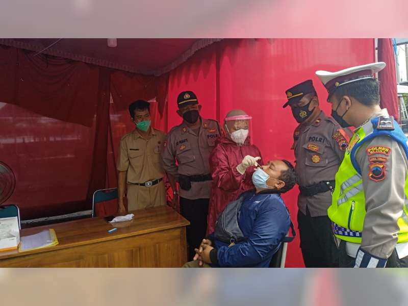 Petugas Gabungan di Blora Gelar Swab Antigen di Perbatasan Jateng-Jatim