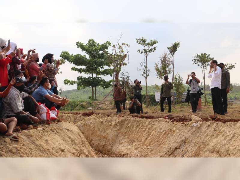 Presiden Joko Widodo Bagikan Bantuan Sembako pada Warga Sekitar Bendungan Randugunting Blora