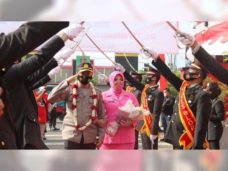 Kedatangan Kapolres Blora yang Baru, AKBP Aan Hardiansyah Disambut Tradisi Pedang Pora