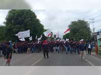Ratusan Buruh di Tuban Gelar Aksi Demo, Jalur Pantura Surabaya-Semarang Macet Total