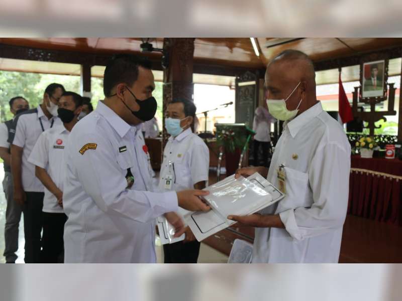 Serahkan 82 SK Pensiun, Bupati Blora Pesan Pensiunan PNS Tetap Produktif di Masyarakat