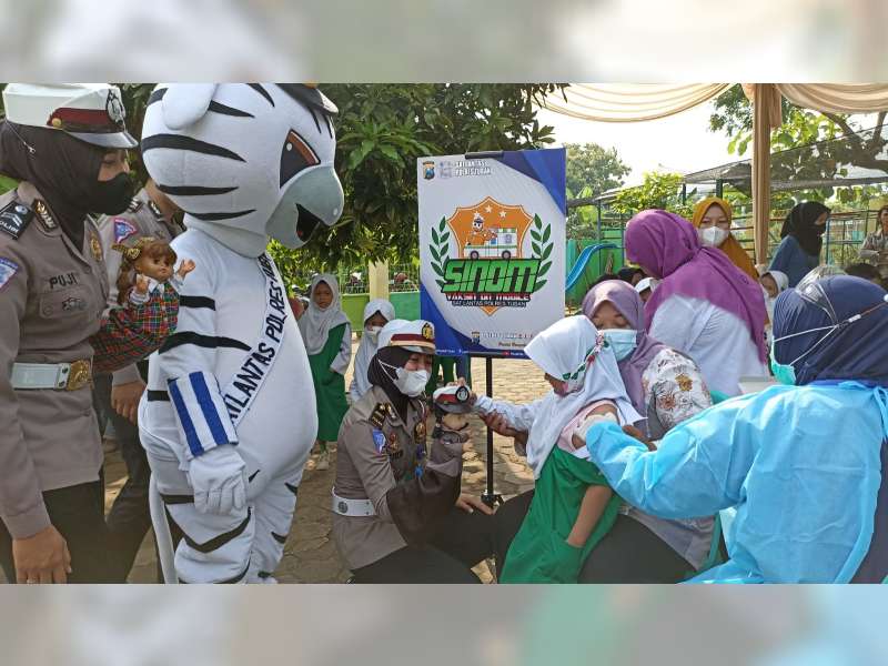 Bawa Hiburan Badut dan Boneka, Sat Lantas Polres Tuban Sasar Vaksinasi Anak TK