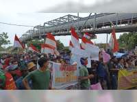 Ratusan Warga Ring 1 PT SBI Pabrik Tuban Gelar Demo, Tolak Pekerja dari Luar