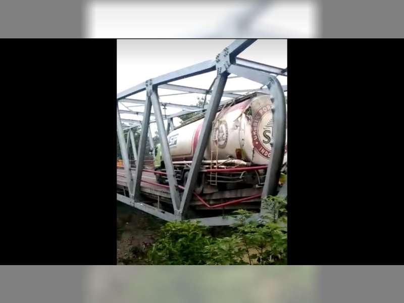 Ditabrak Truk Semen, Jembatan Ngantru di Ngawi Patah, Jalan Nasional Bojonegoro-Ngawi Ditutup Total