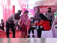 Kapolres Bersama Ketua Pengurus YKB Cabang Bojonegoro Tinjau Vaksinasi Anak