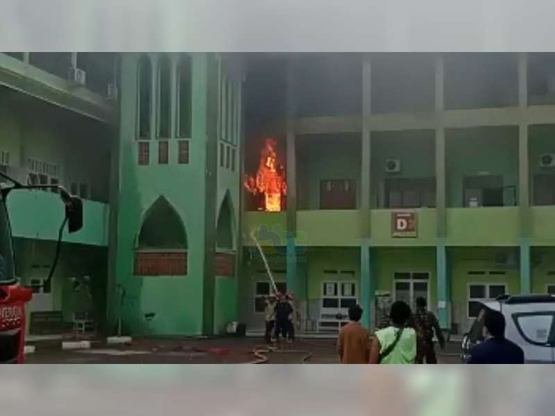 Diduga Akibat Disambar Petir, Ruang Bimbingan Konseling Universitas NU Sunan Giri Bojonegoro Terbakar