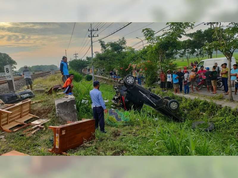 Foto Mobil Tertabrak Kereta Api di Kalitidu, Bojonegoro