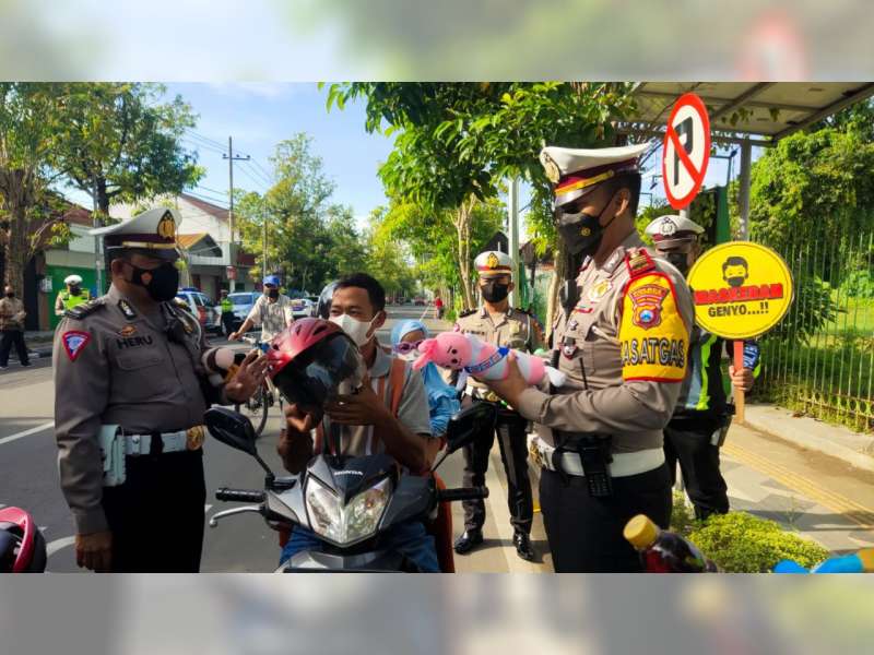 Hari Ketujuh Operasi Keselamatan 2022, Polisi Bojonegoro Beri Hadiah pada Pengendara