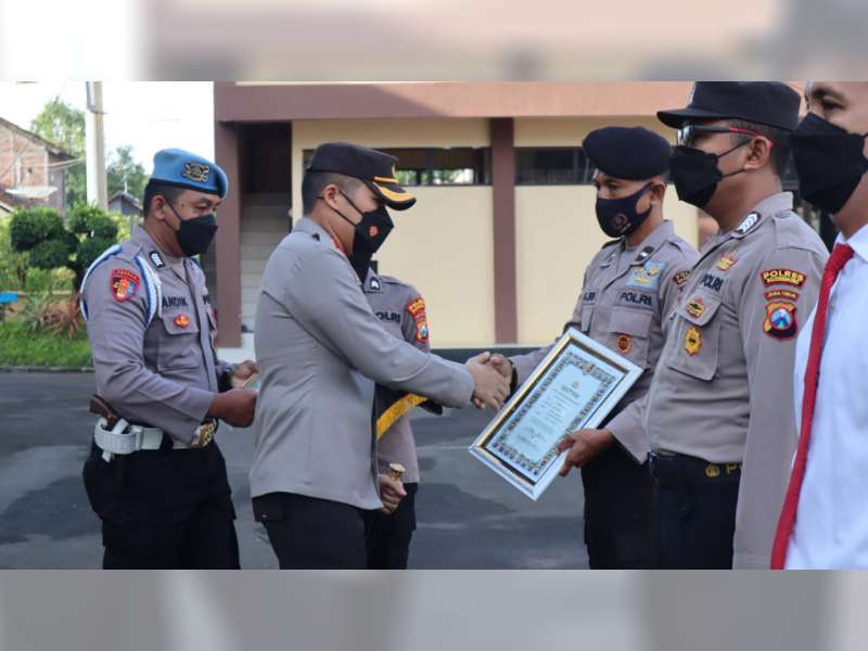 11 Anggota Polres Bojonegoro yang Berprestasi Terima Penghargaan dari Kapolres