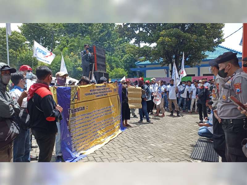 Ratusan Buruh Demo, Tuntut PT SIG Pabrik Tuban Kembali Pekerjakan 8 Karyawan yang di PHK