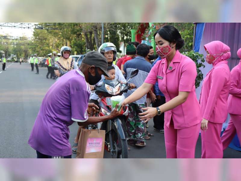 Kapolres dan Ketua Bhayangkari Cabang Bojonegoro Bagikan Takjil Gratis