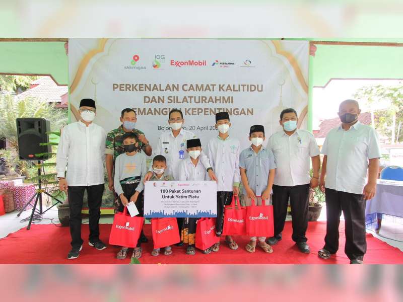 Karyawan EMCL Santuni Anak Yatim Piatu dan Kaum Duafa di Sekitar Lapangan Kedung Keris
