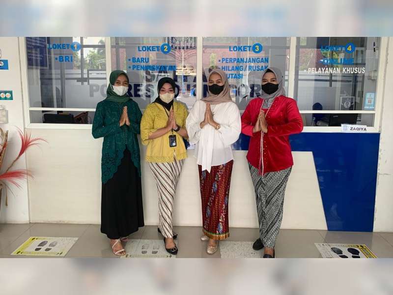Hari Kartini, Polwan Polres Bojonegoro Pakai Kebaya Saat Layani Masyarakat