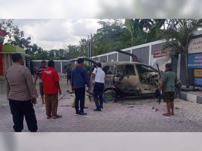 Sebuah Mobil Avanza Hangus Terbakar saat Mengisi BBM di SPBU Padangan, Bojonegoro