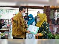 75 PNS Pemkab Blora Terima SK Pensiun dari Bupati