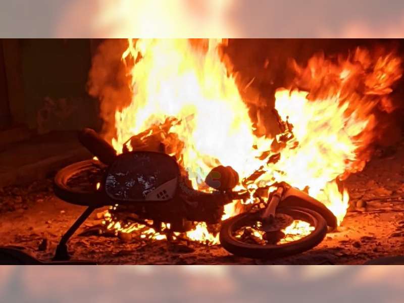 Motor Milik Warga Kapas Hangus Terbakar di Depan Pasar Dander, Bojonegoro
