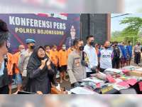 Pria di Bojonegoro Ditangkap Polisi Setelah Cabuli Anak Tirinya yang Masih di Bawah Umur